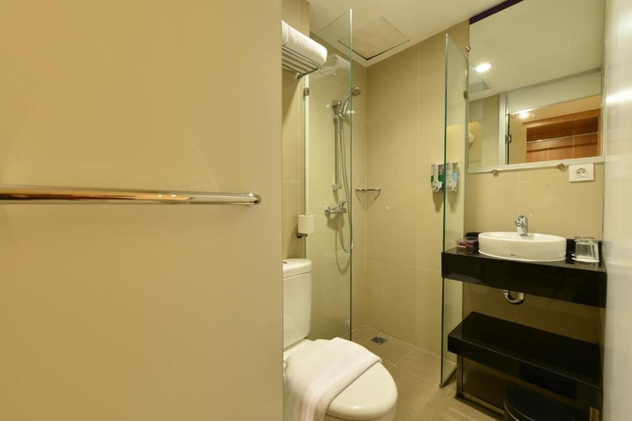 Отель Midtown Xpress Balikpapan Экстерьер фото