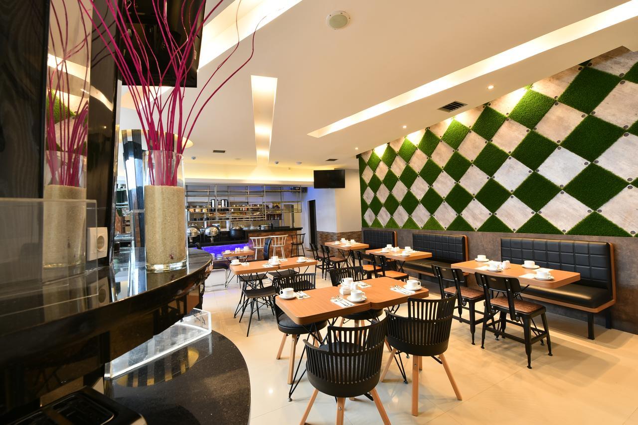 Отель Midtown Xpress Balikpapan Экстерьер фото