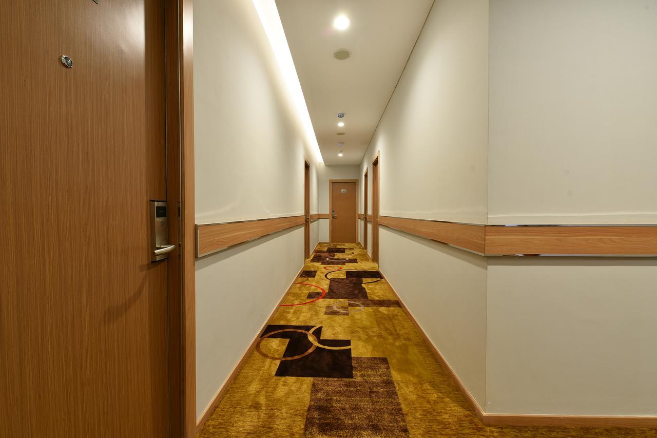 Отель Midtown Xpress Balikpapan Экстерьер фото