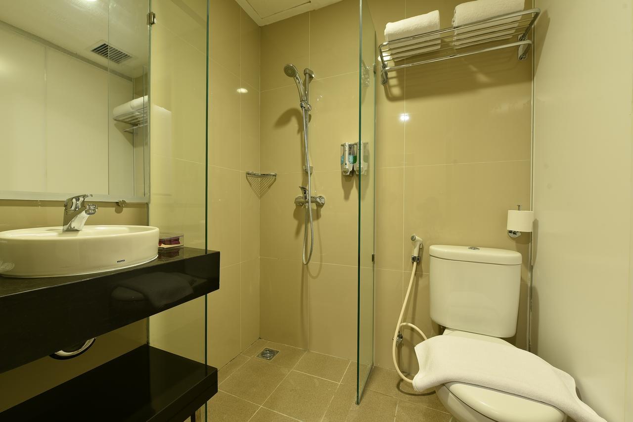 Отель Midtown Xpress Balikpapan Экстерьер фото